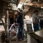Operarios restablecen el suministro eléctrico en un bloque de la calle Candelario, en el distrito Cerro Amate de la capital sevillana tras el incendio. EFE/ Raúl Caro.