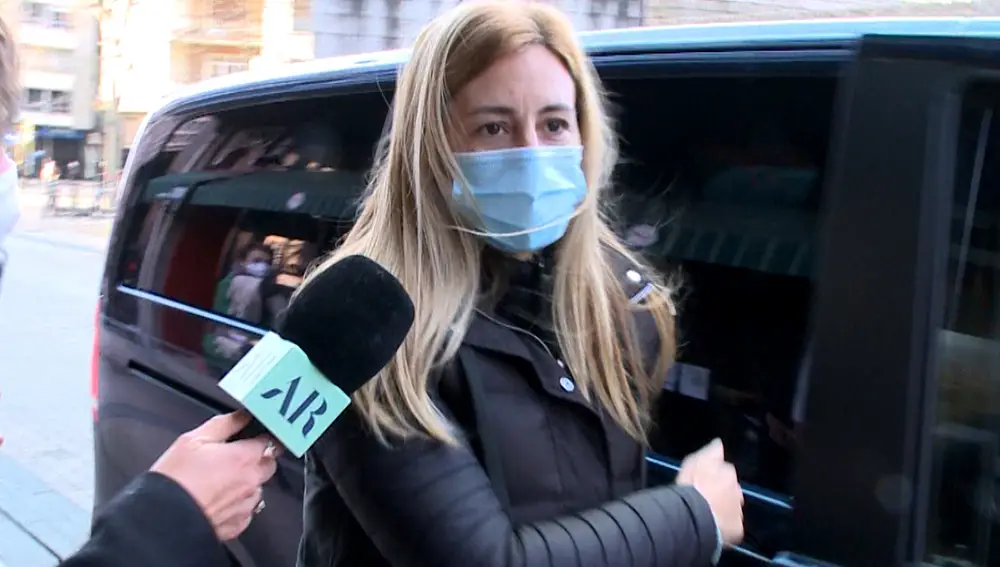 Ainhoa Armentia llegando al despacho en el que trabaja