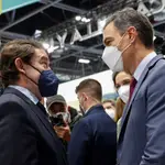 El presidente de la Junta de Castilla y León, Alfonso Fernández Mañueco, conversa con Pedro Sánchez, en la última edición de Fitur