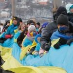 Ucranianos forman una cadena humana en el puente que une Kiev