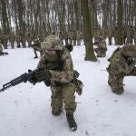 Voluntarios del Ejército ucraniano entrenan en un parque de Kiev