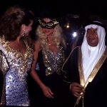A la derecha, Adnan Khashoggi junto a Gunilla von Bismarck y otros acompañantes