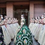 La Fallera Mallor escoge el verde primavera para el espolín que estrena en su Exaltación