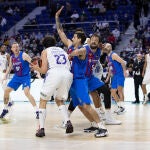 Llull intenta sortear la defensa de su ex compañero Laprovittola