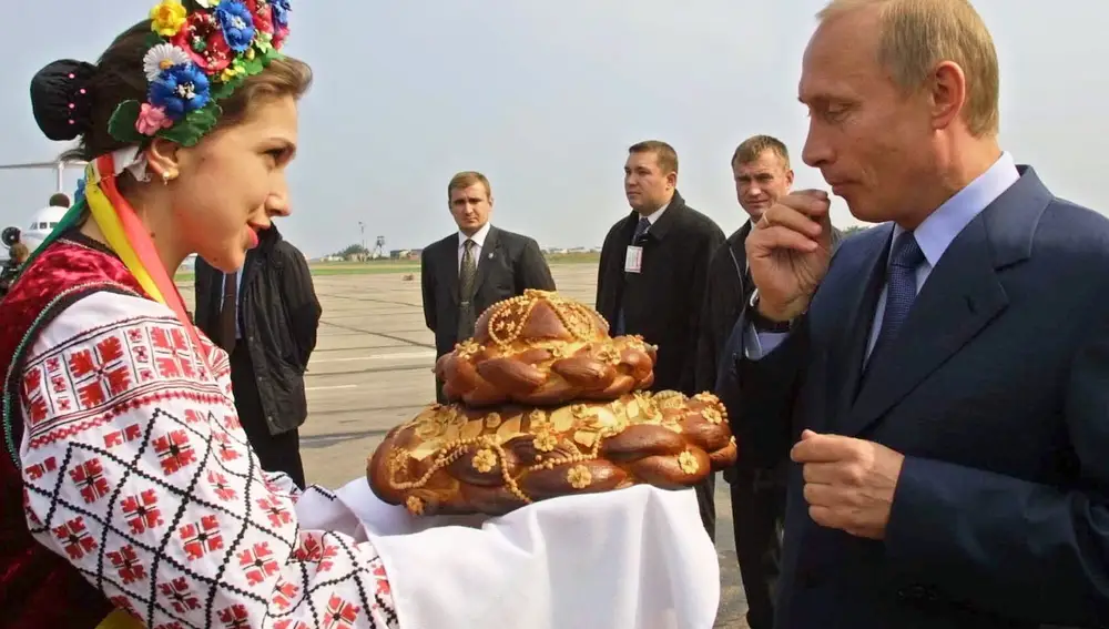 El presidente ruso, Vladimir Putin, es agasajado durante una visita a Ucrania en 2002