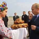 El presidente ruso, Vladimir Putin, es agasajado durante una visita a Ucrania en 2002