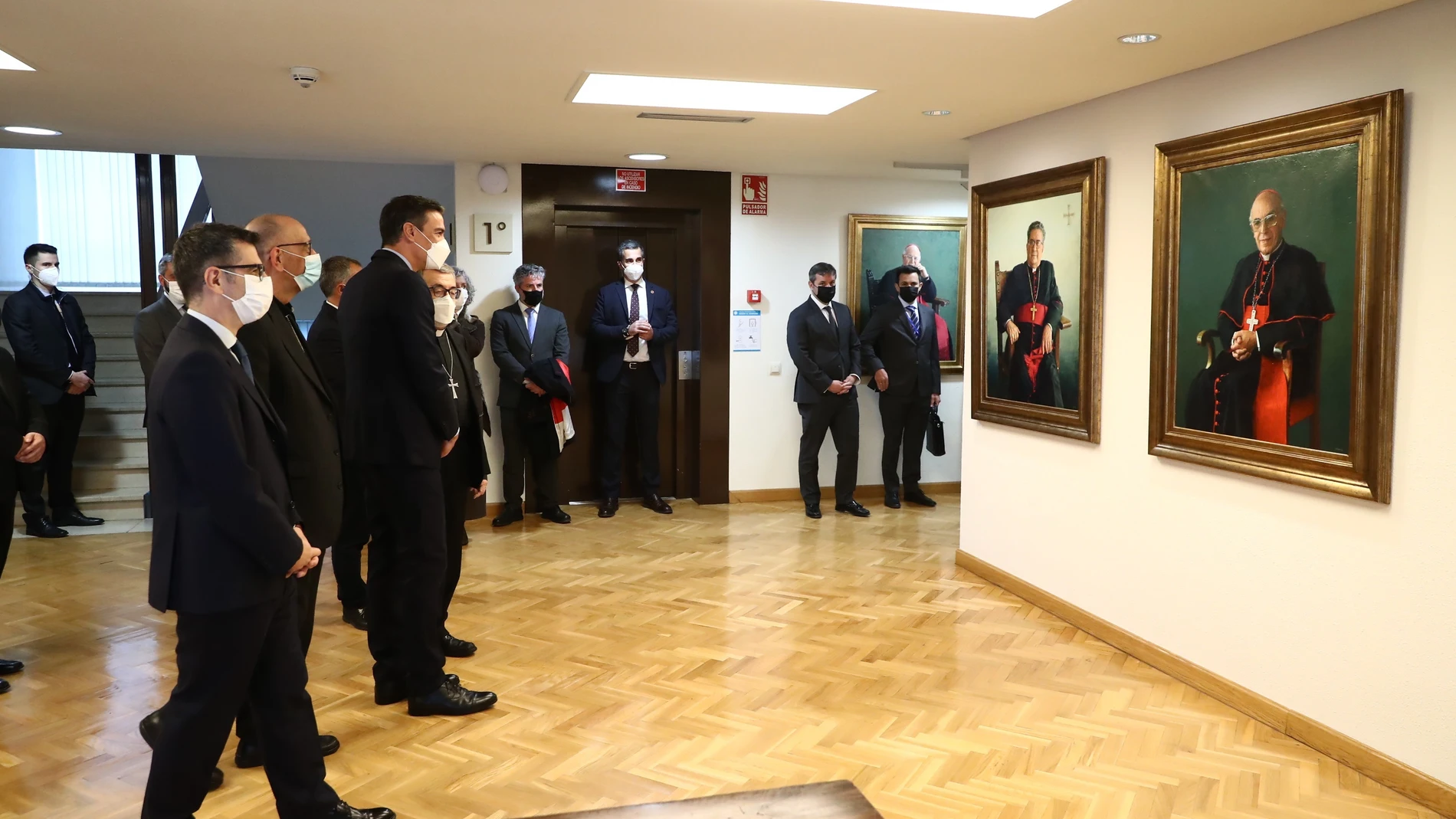 El presidente del Gobierno, Pedro Sánchez, con el presidente de los obispos Juan José Omella, en su encuentro el pasado enero