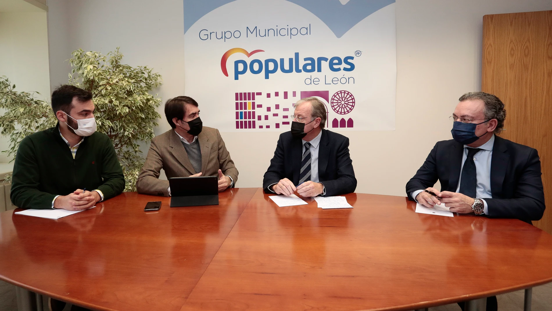 El cabeza de lista a las Cortes del PP por León, Juan Carlos Suárez-Quiñones, mantiene una reunión de trabajo con miembros del Grupo Municipal del Ayuntamiento de la capital. Junto a él, Antonio Silván; el secretario provincial del partido, David Fernández y el concejal, Fernando Salguero
