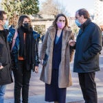 La portavoz parlamentaria del Partido Popular, Cuca Gamarra, visita Soria junto la candidata a las Cortes, Rocío Lucas ;el presidente del partido en Soria, Benito Serrano (D) y el diputado Tomás Cabezón (I)