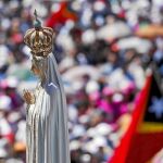 Miles de personas se dan cita en el Santuario de Fátima para rezar a la Virgen
