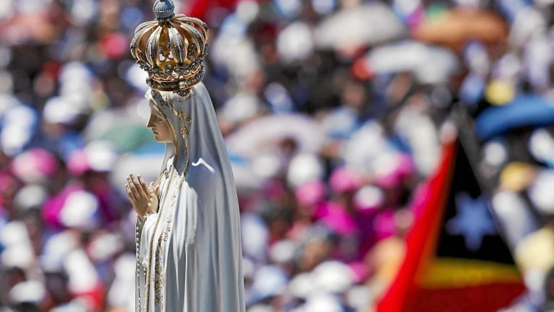 Miles de personas se dan cita en el Santuario de Fátima para rezar a la Virgen