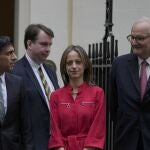 Theodore Agnew (dcha.), secretario de Estado británico del Tesoro, junto al ministro de Finanzas, Rishi Sunak, y otros altos cargos del ministerio