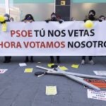 El sector de las peluquerías y la imagen personal se concentra frente a la sede del PSOE de Valladolid para reivindicar la reducción del IVA al 10 por ciento