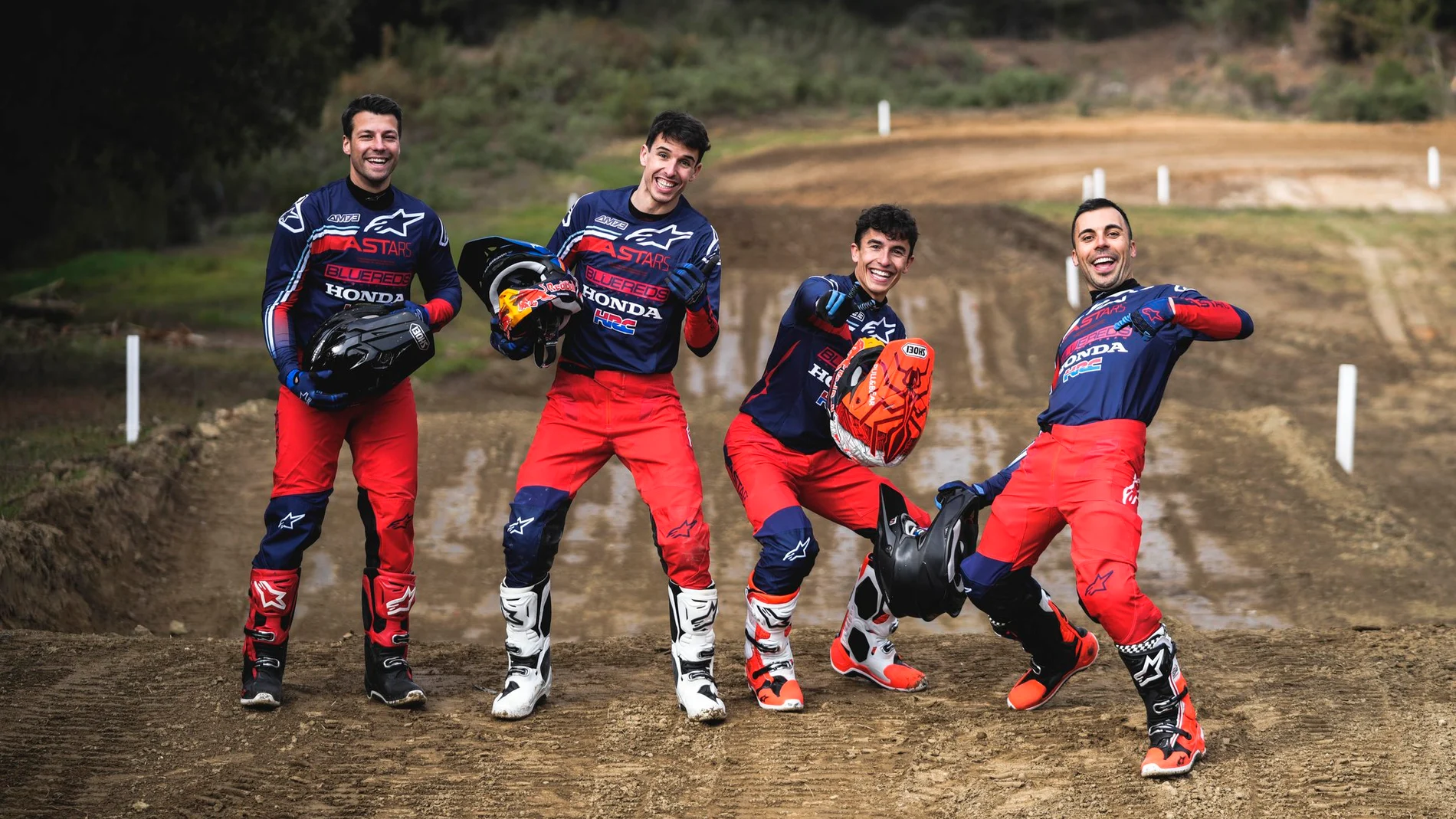Marc Márquez, junto a su hermano, tras una sesión de motocross