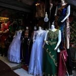 Vestidos expuestos sobre maniquíes sin cabeza en una tienda de Kabul. Los talibanes alegan que las figuras de tamaño natural violan la ley islámica. EFE/EPA/STRINGER