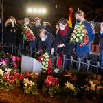 El alcalde de Madrid, José Luis Martínez Almeida, la presidenta de la Comunidad de Madrid, Isabel Díaz Ayuso , y el líder del PP, Pablo Casado, participan en la ofrenda floral por el XXVII aniversario del asesinato por ETA de Gregorio Ordoñez, este lunes en Madrid.
