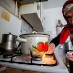 Chisinau. Una anciana enciende el gas durante una de las mayores crisis energéticas de Moldavia en los últimos años, donde el gas ha alcanzado el precio de 646 dólares por metro cúbico.