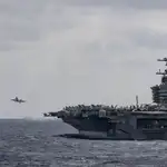 Un F-35C Lightning II despega del portaaviones de clase Nimitz USS Abraham Lincoln durante un entrenamiento con la Fuerza de Autodefensa Marítima de Japón en el Mar de Filipinas el 22 de enero de 2022.