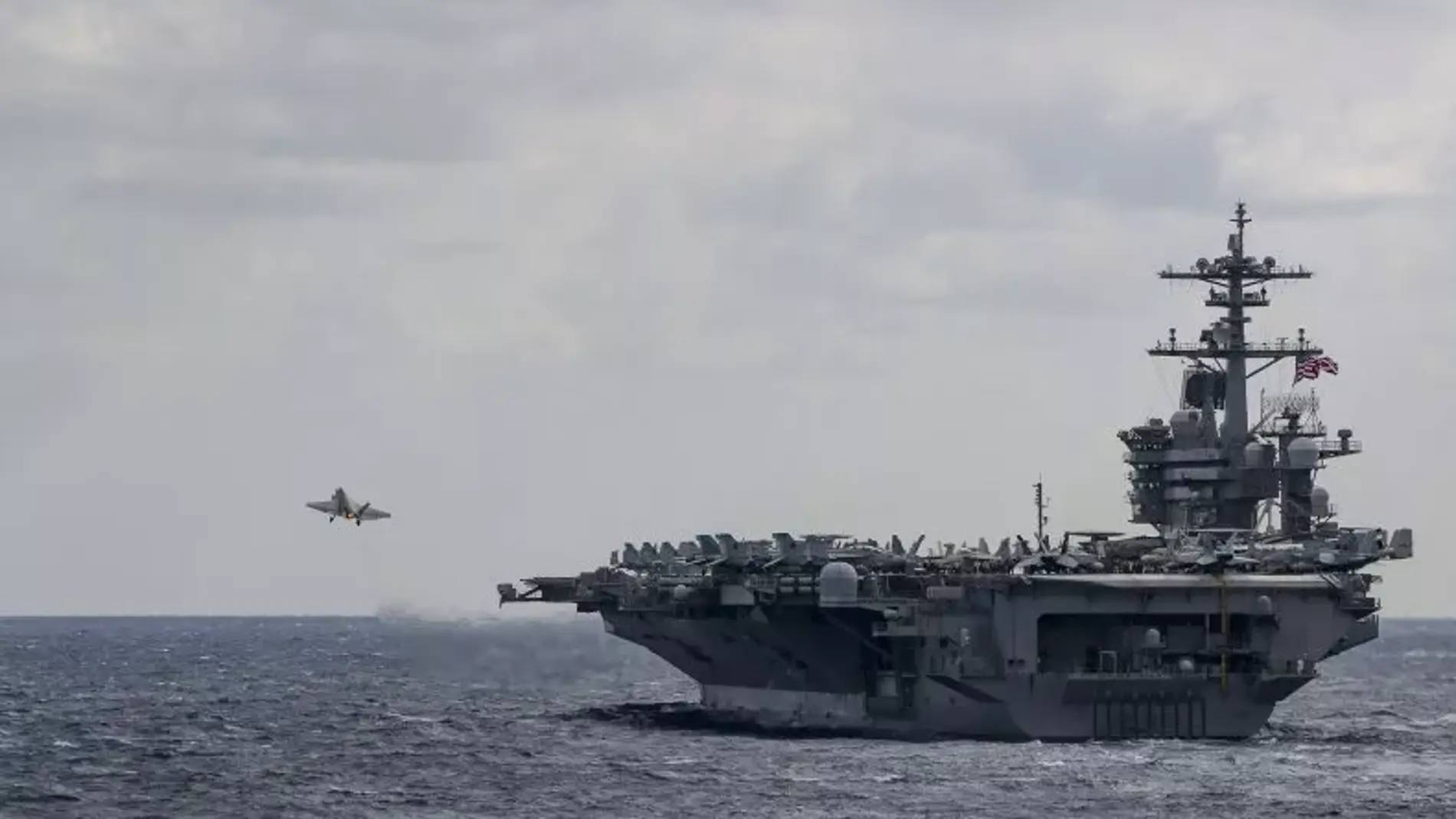 Un F-35C Lightning II despega del portaaviones de clase Nimitz USS Abraham Lincoln durante un entrenamiento con la Fuerza de Autodefensa Marítima de Japón en el Mar de Filipinas el 22 de enero de 2022.