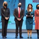 Lola Pons Rodríguez (2d), lingüista y catedrática de Lengua Española de la Universidad de Sevilla, recibe el Premio Nacional de Periodismo Miguel Delibes