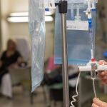 El nuevo fármaco combina un anticuerpo monoclonal (el trastuzumab) con un quimioterápico (el deruxtecan) y duplica la supervivencia libre de progresión