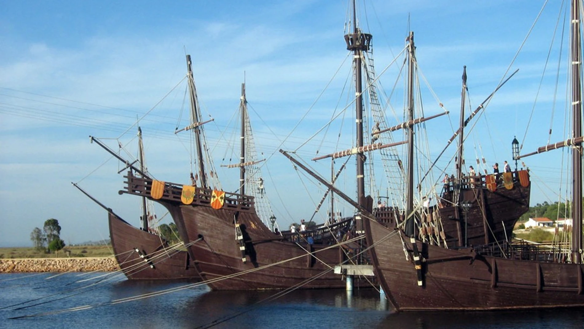 Réplica de las tres carabelas que participaron en el primer viaje de Cristobal Colón, en el Muelle de las Carabelas (Palos de la Frontera, España)