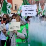 Centenares de enfermeras, convocadas por los principales sindicatos de la profesión, protestaron este martes ante el Departamento de Salud para exigir una ampliación de las plantillas