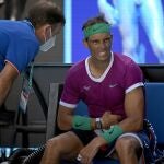 Nadal habla con el médico y le explica que le duele el estómago