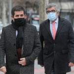 El secretario general de Junts, Jordi Sànchez (izda.), a su llegada hoy al acto de conciliación en los juzgados de Madrid
