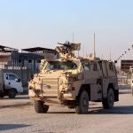 Camiones armados estadounidenses patrullan una zona durante una operación militar de búsqueda en Hasaka, noreste de Siria. Terroristas de Daesh atacaron las prisiones de Ghweran y al-Shaddadi en al-Hasaka para intentar liberar a miles de sus afiliados de la prisión. EFE/EPA/AHMED MARD