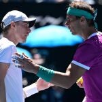 Nadal se acerca a la red a hablar con Shapovalov