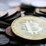 Los bitcoins son un fenómeno de popularidad mundial y conviven con las monedas tradicionales
