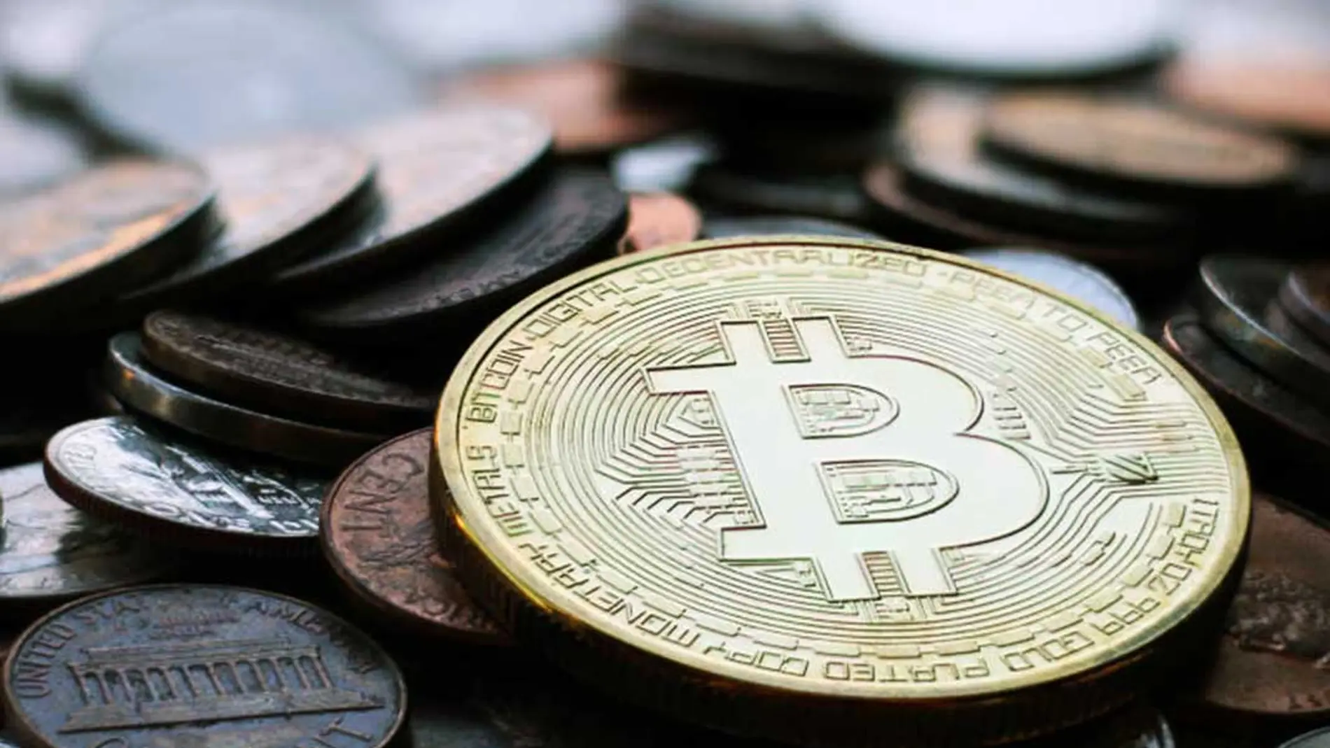 Moneda de bitcoin entre monedas de otras divisas