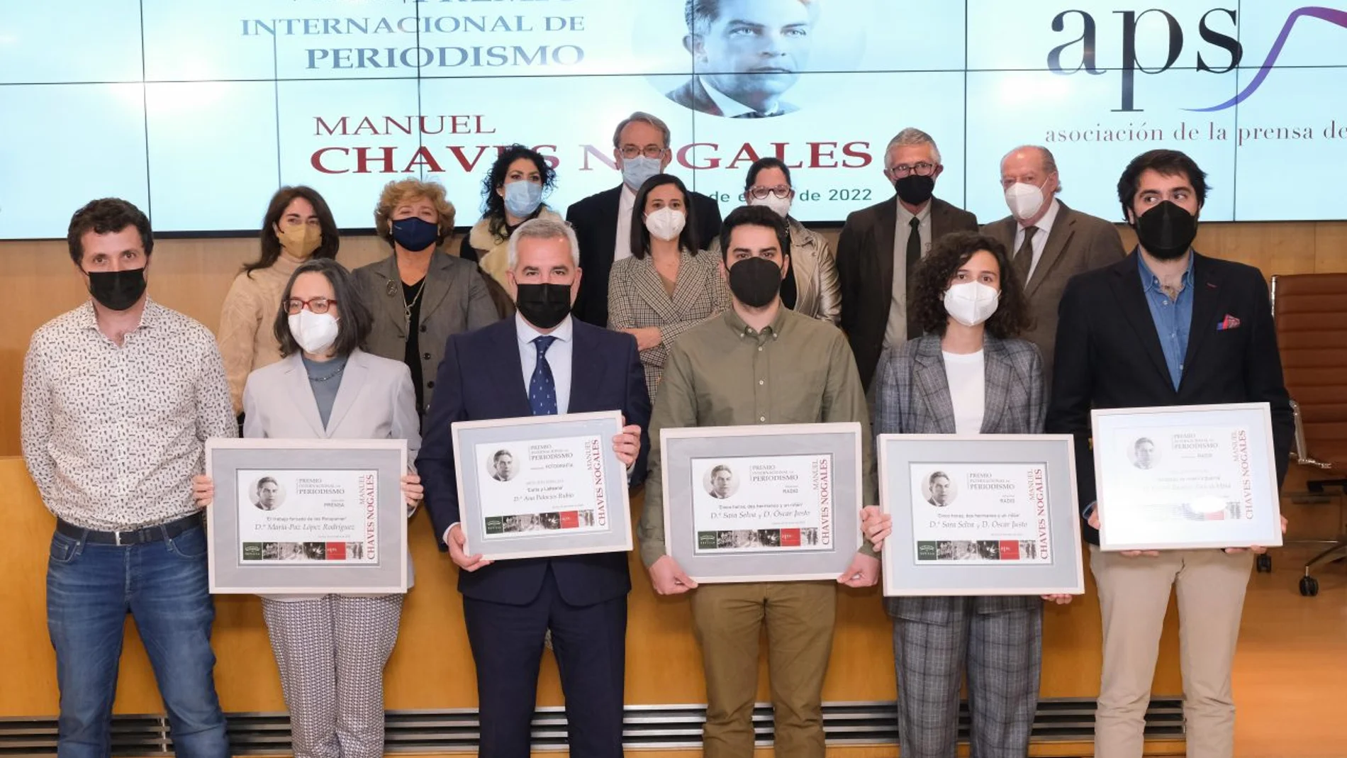 Foto de familia tras la entrega de los premios