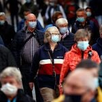 Vista general de una céntrica calle de Valencia repleta de viandantes con mascarilla