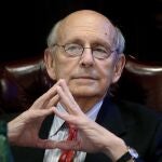 El Tribunal Supremo de EE.UU. está compuesto actualmente por nueve jueces con cargos vitalicios: seis conservadores y tres progresistas, entre los que se incluye Breyer.