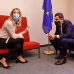El presidente de la Junta de Andalucía, Juanma Moreno, y la presidenta del Parlamento Europeo, Roberta Metsola