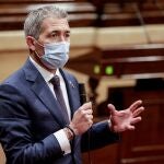 El conseller de Educación, Josep González-Cambray, responde a una pregunta de la oposición durante la primera sesión de control de 2022 en el pleno del Parlament.EFE/Quique García