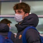 Pablo Urdangarin en el aeropuerto junto a sus compañeros de equipo, a 26 de enero de 2022, en Barcelona (España). PABLO URDANGARIN;AEROPUERTO;BALONMANO;26 ENERO 2022 Lorena Sopêna / Europa Press 26/01/2022