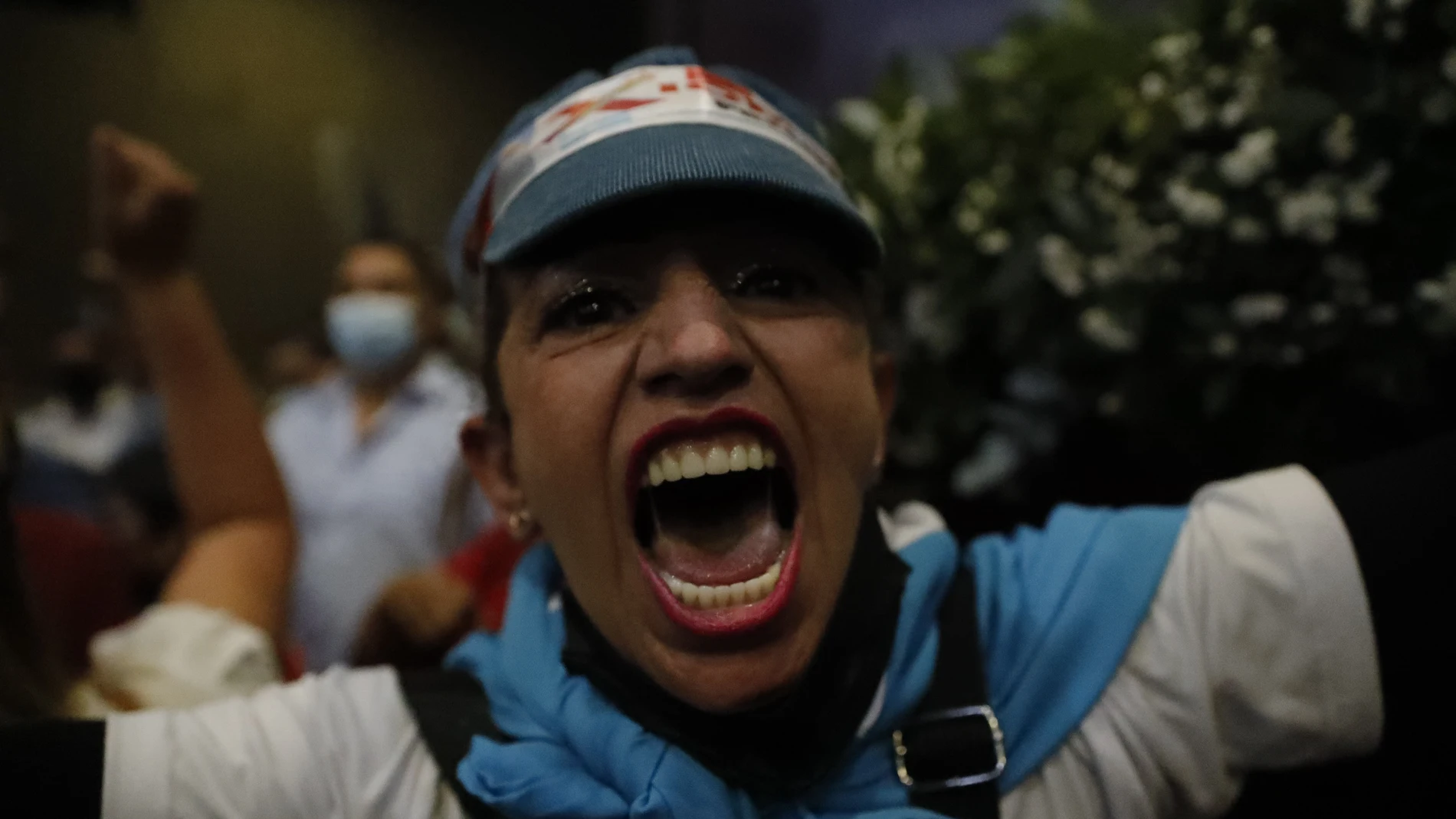 Simpatizantes de la presidente electa Xiomara Castro ingresan a la sesión de instalación del Parlamento para el periodo 2022-2026