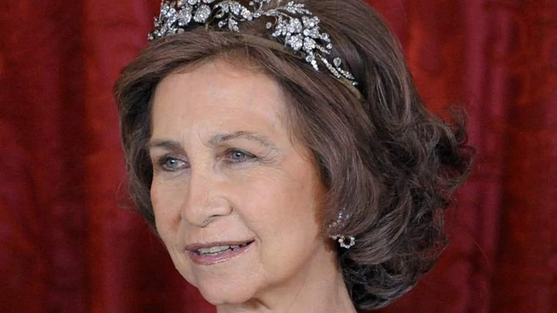 La Reina Sofía con una tiara floral.