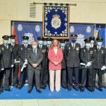 La delegada Virginia Barcones y distintas autoridades con los diez nuevos oficiales