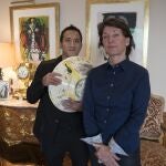 Marina Picasso, nieta del artista Pablo Picasso, y su hijo Florian Picasso posan con una obra de arte de cerámica de Pablo Picasso en Ginebra.