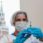 Una enfermera prepara una dosis de la vacuna junto al Kremlin, en Moscú