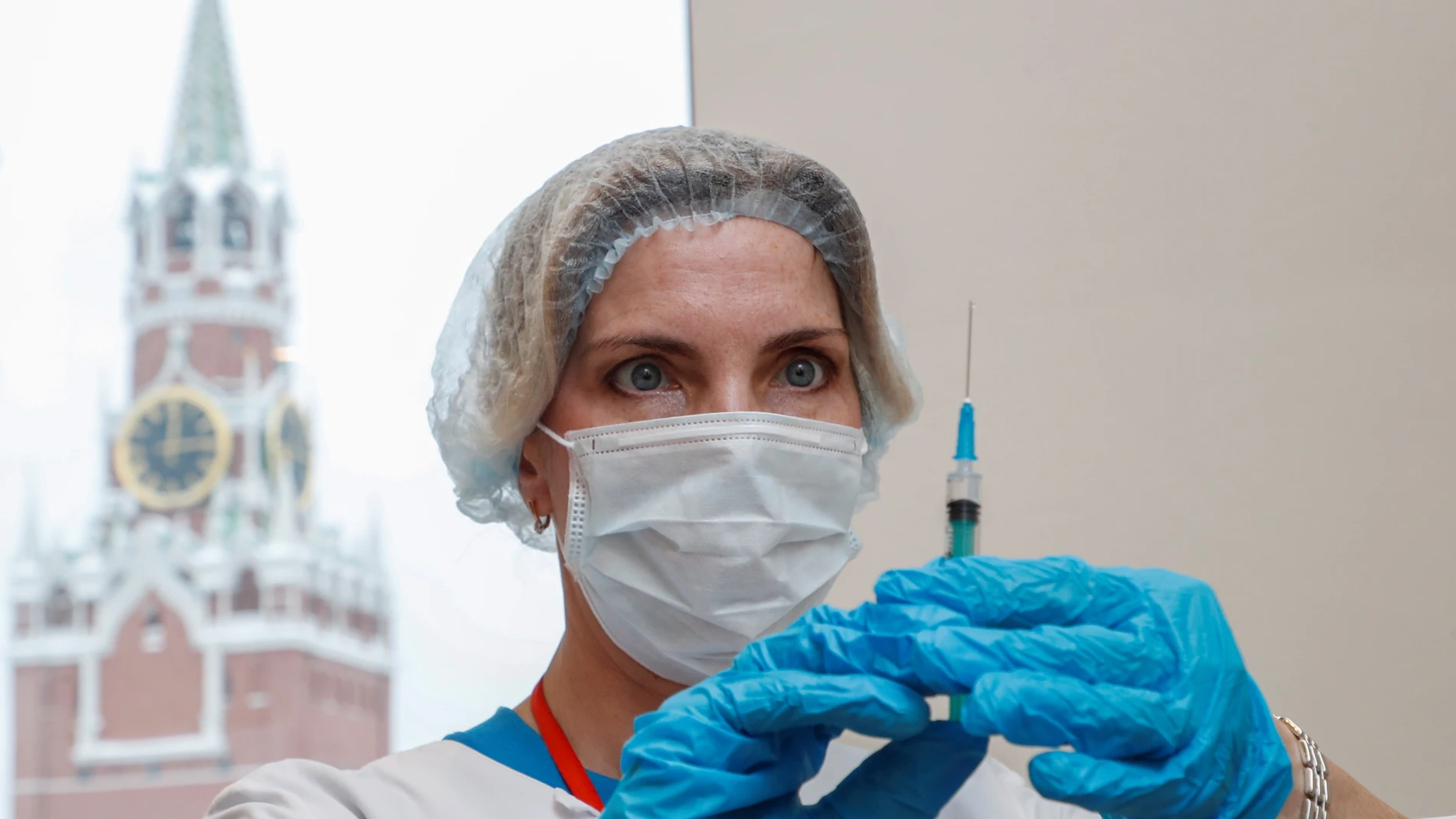 Una enfermera prepara una dosis de la vacuna junto al Kremlin, en Moscú