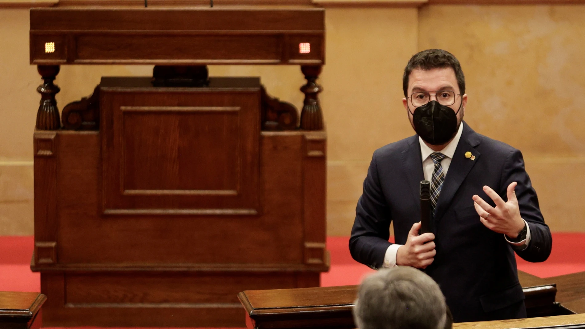 El presidente de la Generalitat, Pere Aragonès, responde a una pregunta de la oposición durante la primera sesión de control de 2022 en el pleno del Parlament
