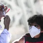 Una trabajadora de la salud prepara hoy una dosis de la vacuna contra la covid-19, durante una jornada de inmunización para niños en Río de Janeiro (Brasil)