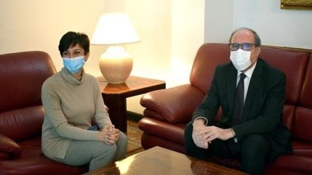 La portavoz del Gobierno, Isabel Rodríguez, junto al defensor del Pueblo, Ángel Gabilondo