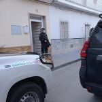 Un agente de la Guardia Civil durante la operación para desactivar la organización que dirigía el clan de Los Piños. EFE/Guardia Civil
