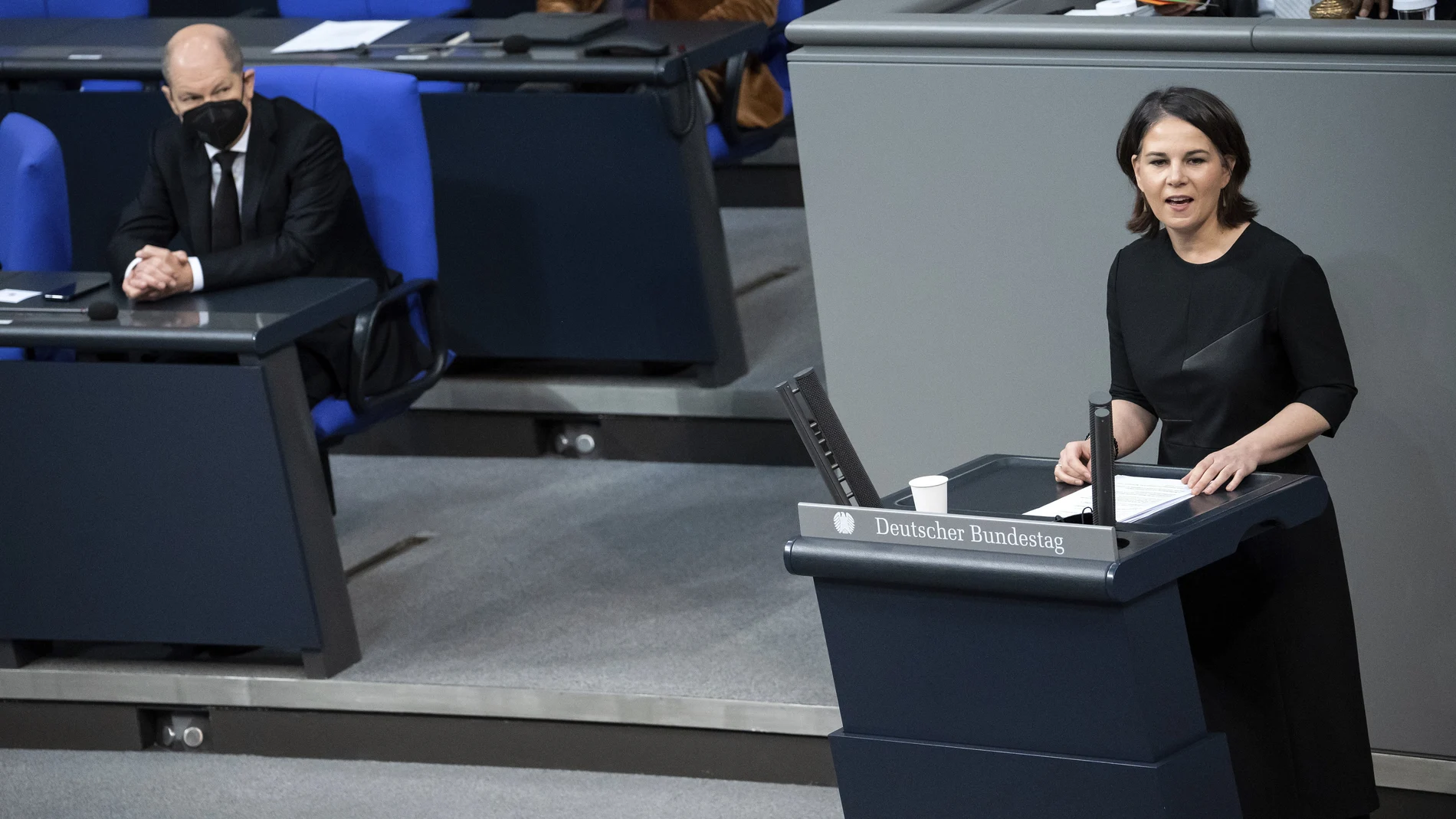 El canciller Olaf Scholz escucha la intervención de la ministra de Exteriores, Annelena Baerbock, el pasado viernes en el Bundestag